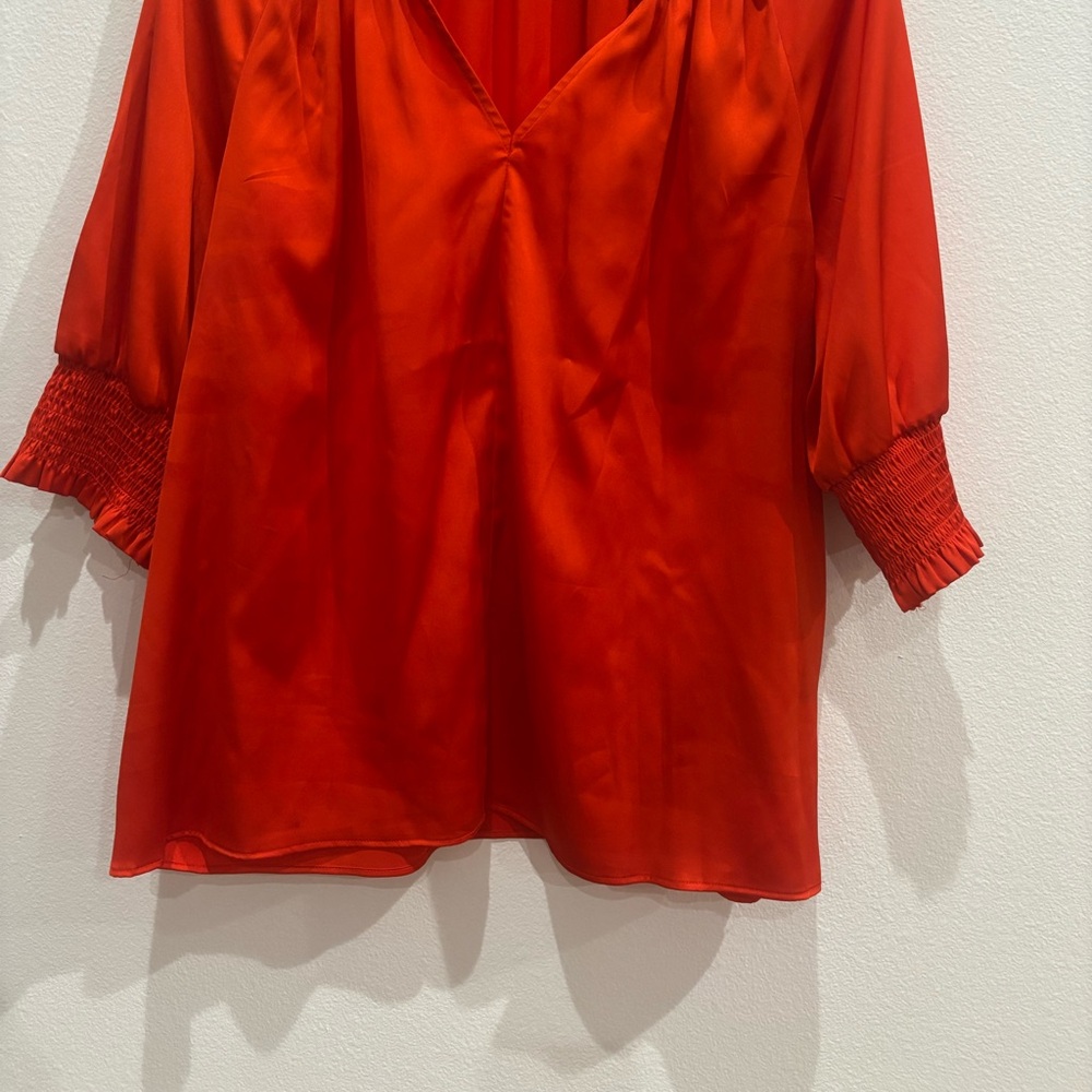 This blouse is a brand worthington 100% poliéster.